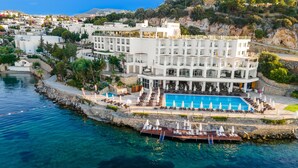 A coastal hotel with a large pool, multiple balconies, and a view of the sea. - La Quinta by Wyndham Bodrum (Bodrum)