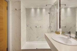 Minibar, odada kasa, güneşlik/perde, ütü/ütü masası 