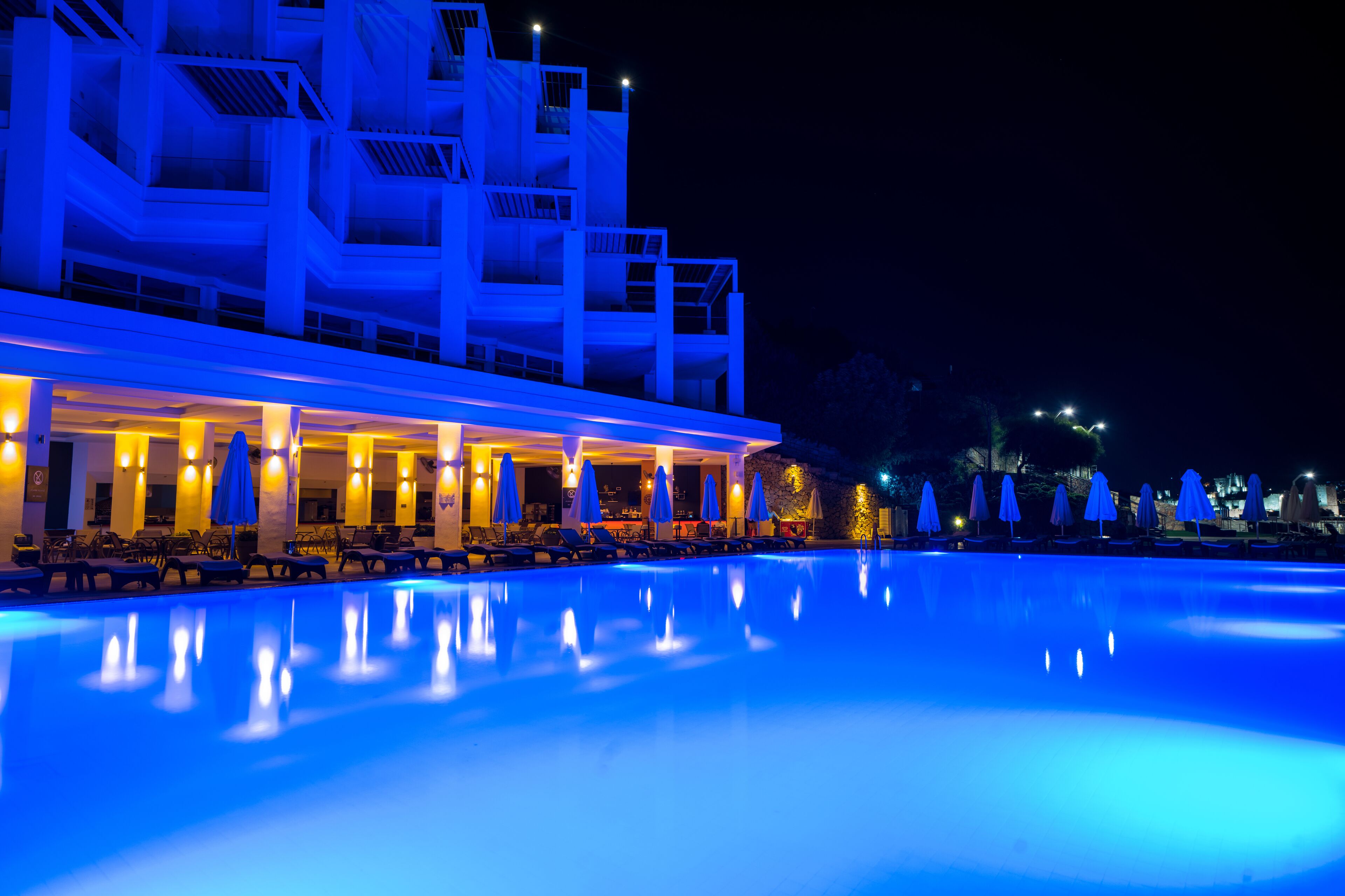 Seasonal outdoor pool, free cabanas, pool umbrellas