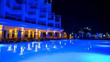 Seasonal outdoor pool, free pool cabanas, pool umbrellas