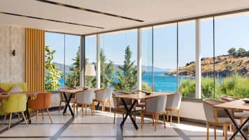 Petit déjeuner, déjeuner et dßner servis sur place, vue sur la plage