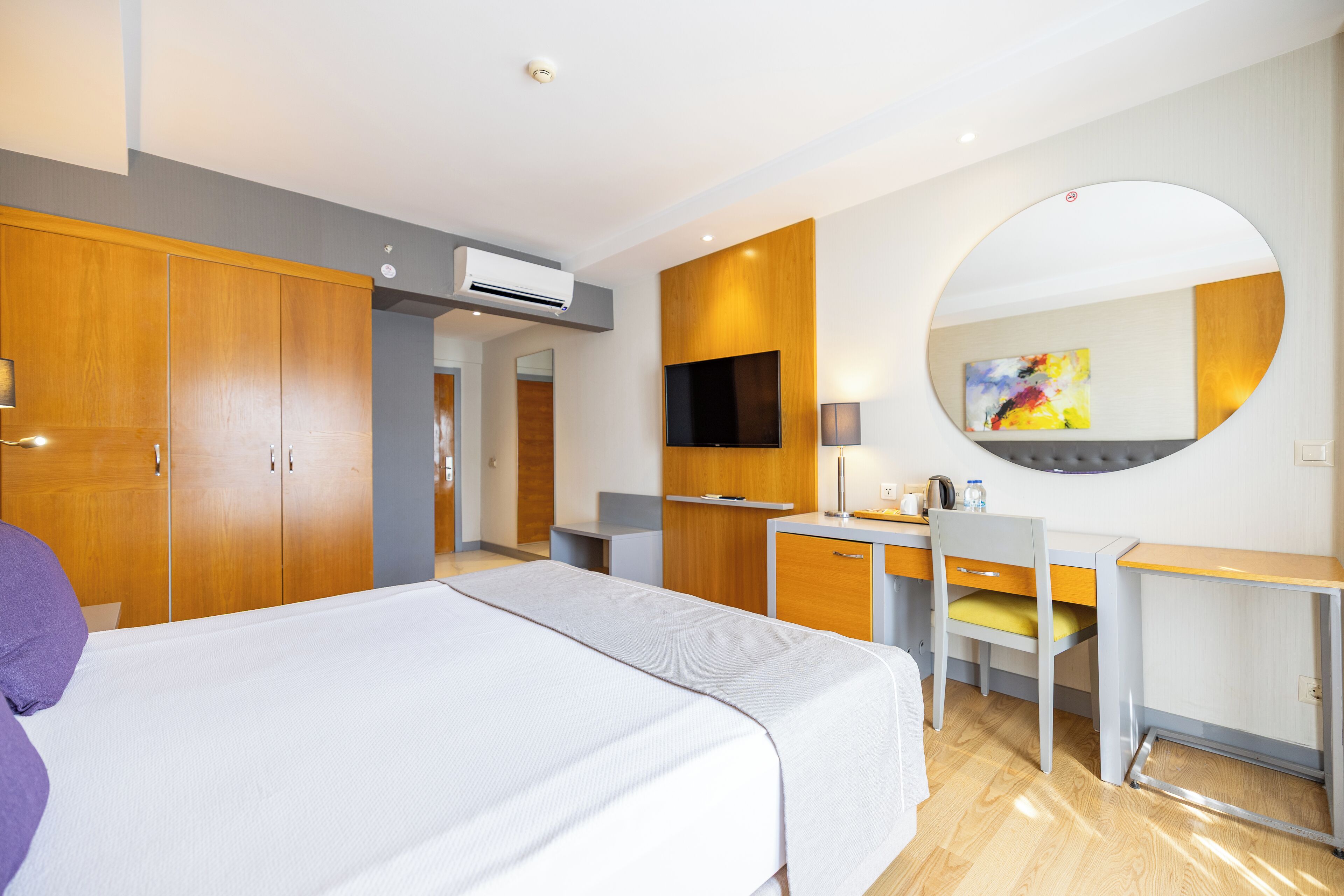 Habitación superior, 1 cama matrimonial, vista al mar | Minibar, caja de seguridad en la habitación y cortinas blackout 