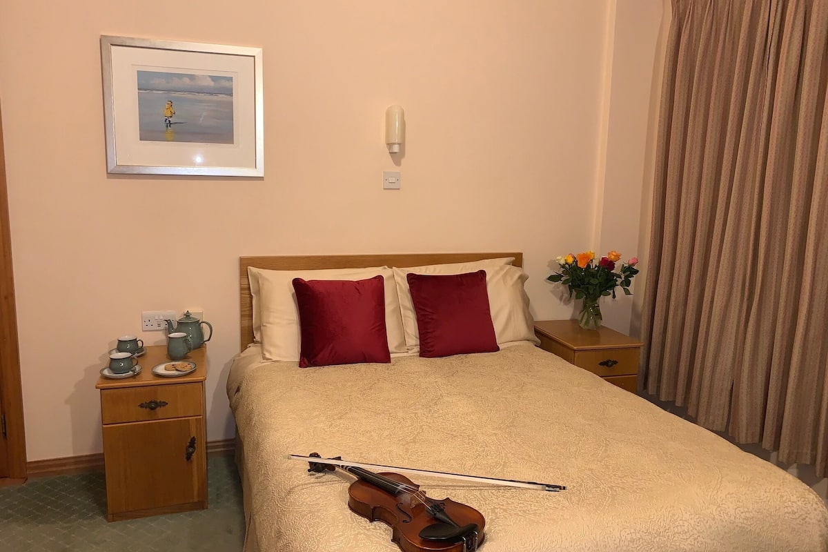 individually decorated, individually furnished, desk, laptop workspace