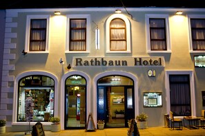 Fassade der Unterkunft – Abend/Nacht