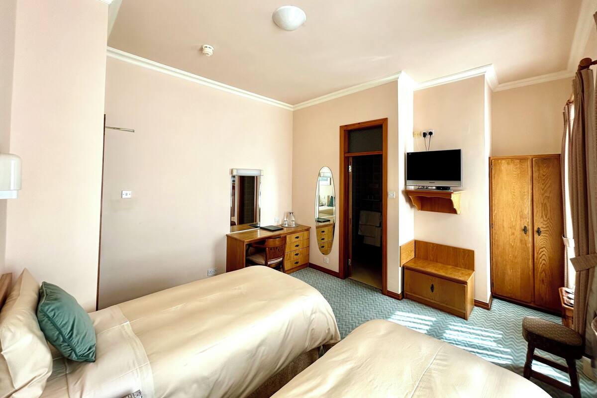 Comfort Twin Room | 10 bedrooms, desk, laptop workspace, blackout drapes
