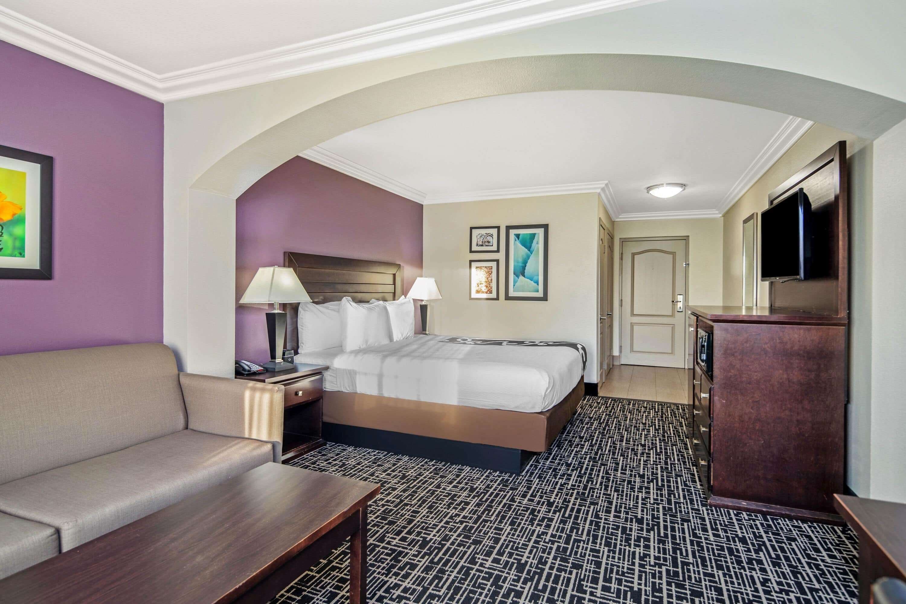 deluxe room, 1 king bed, accessible, non smoking (mobility accessible) | premium bedding, pillow-top beds, desk, laptop workspace