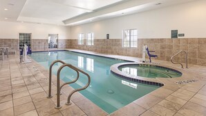 Une piscine intérieure à l’eau claire, dotée d’un plongeoir et d’un poste de surveillance pour le sauveteur.