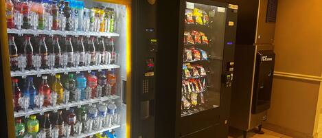 En Snapple-automat og en snackautomat i en gang.