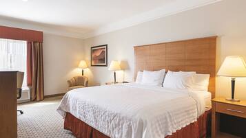 スタンダード ルーム キングベッド 1 台 | 高級寝具、客室ごとに異なる装飾、客室ごとに異なるインテリア、デスク