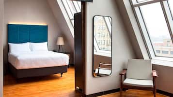 Suite, 1 Queen Bed with Sofa bed | Hypo-allergenic bedding, pillowtop beds, in-room safe, desk