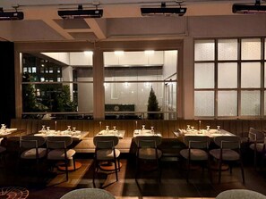 Serveert ontbijt, lunch, diner, openlucht dineren 