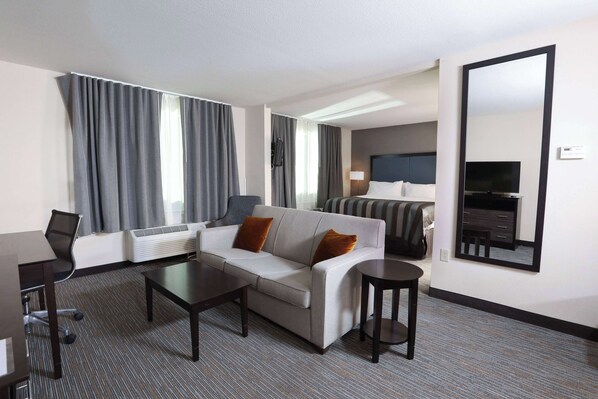 開放式套房, 1 張特大雙人床, 非吸煙房 | 羽絨被、書桌、筆電工作空間、遮光布/窗簾