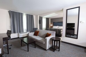 Cubrecamas, escritorio y espacio para trabajar con laptop 