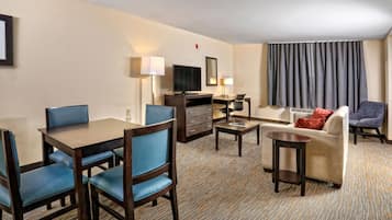 Donsdekens, een bureau, een laptopwerkplek, verduisterende gordijnen