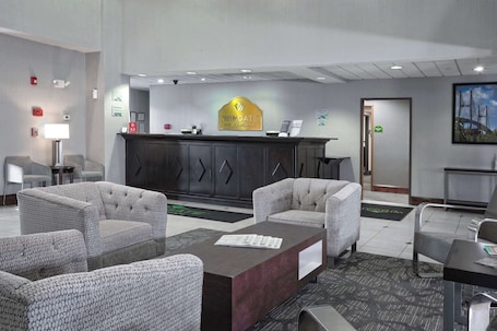 Lobby. Wingate by Wyndham Savannah/Pooler