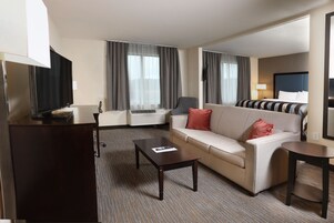 Cubrecamas, escritorio y espacio para trabajar con laptop 