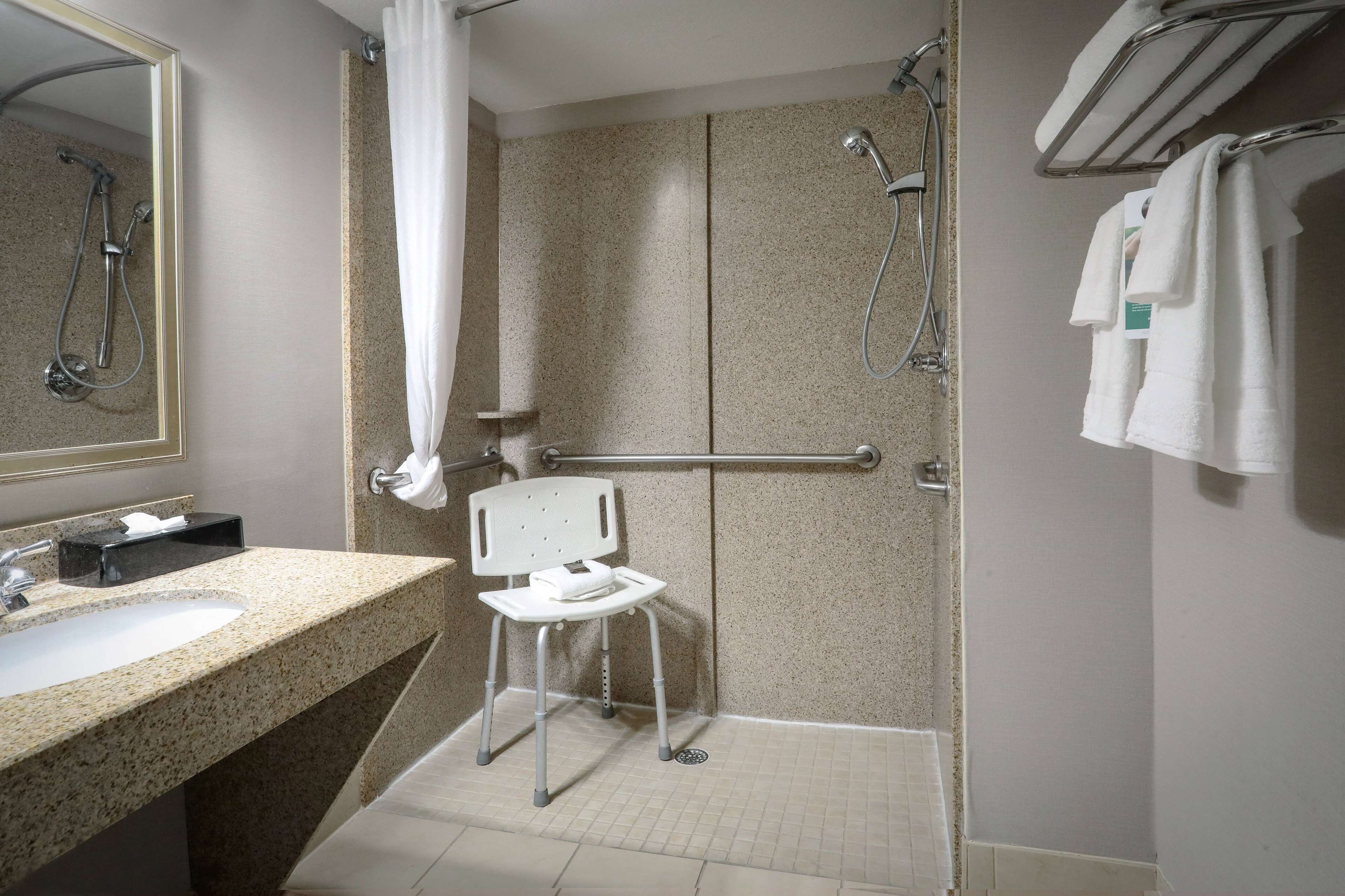standard room, 1 king bed, accessible | bathroom | combined shower/bathtub, free toiletries, hair dryer, towels