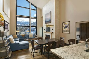 Suite de lujo, 2 habitaciones, balcón | Ropa de cama de alta calidad, edredón y camas con pillow-top 