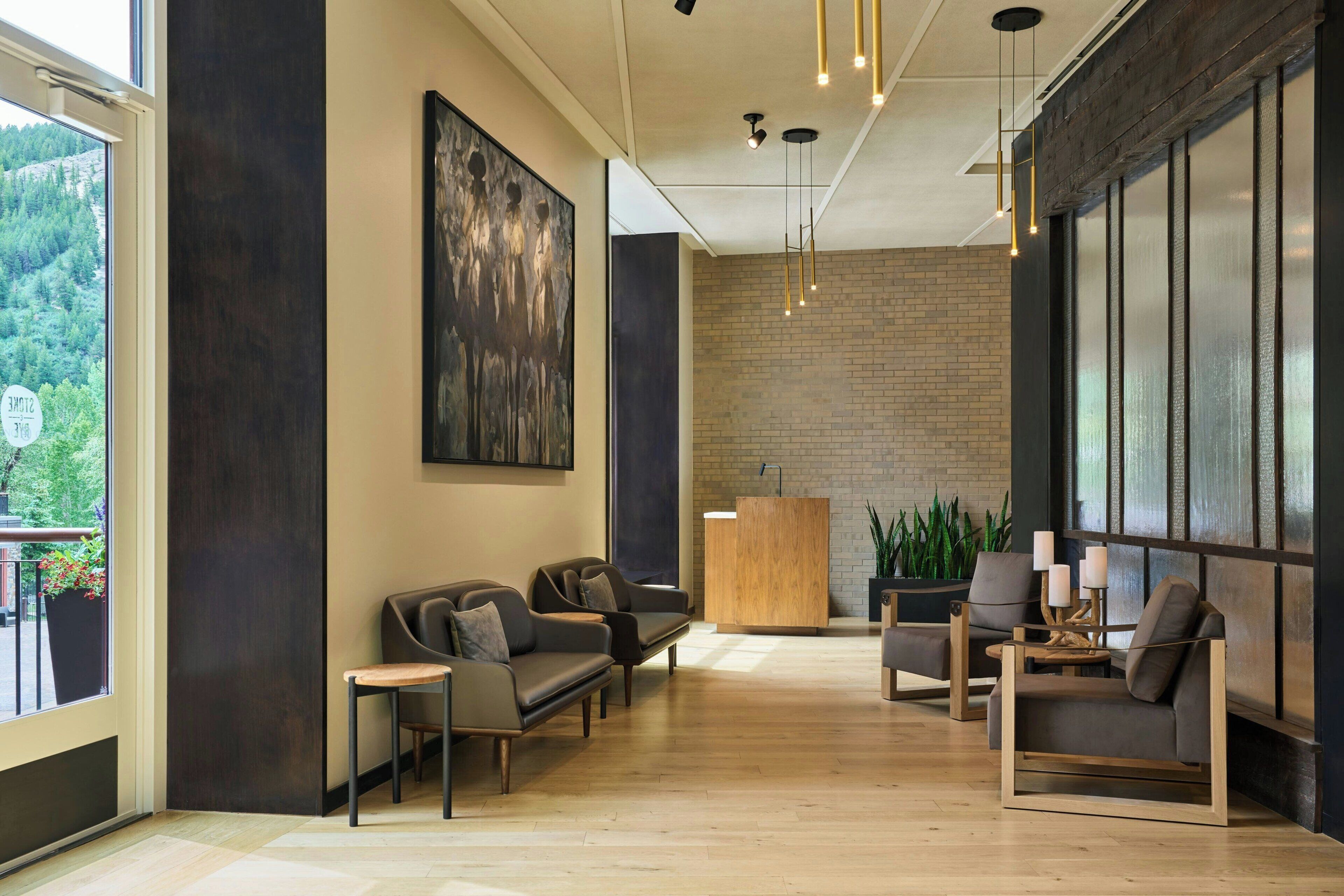 2 restaurants, lunch served