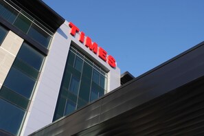 Front of property - Grand Times Hotel (Québec City)