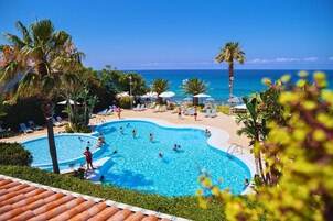 Piscine extérieure (ouverte en saison), chaises longues