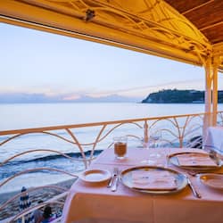 2 restaurants, breakfast served