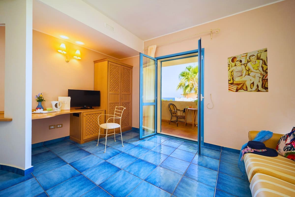 Suite, 2 chambres, vue mer | 2 chambres, minibar, coffres-forts dans les chambres, bureau