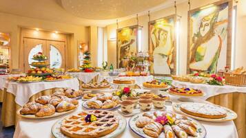 Tägliches Frühstücksbuffet (15 EUR pro Person)