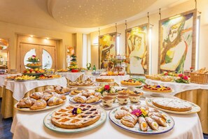 Desayuno buffet (EUR 15 por persona) 