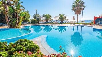 Außenpool (je nach Saison geöffnet), Liegestühle