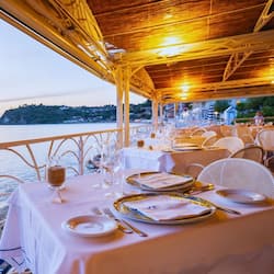 2 restaurants, breakfast served