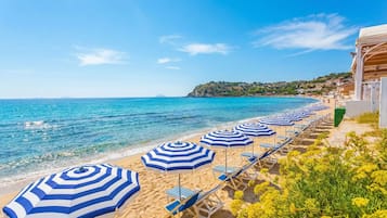 Playa privada, sillas reclinables de playa, sombrillas, toallas de playa