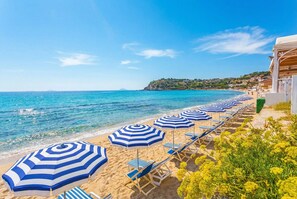 Plage privée, chaises longues, parasols, serviettes de plage