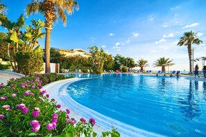 Piscina externa sazonal, espreguiçadeiras