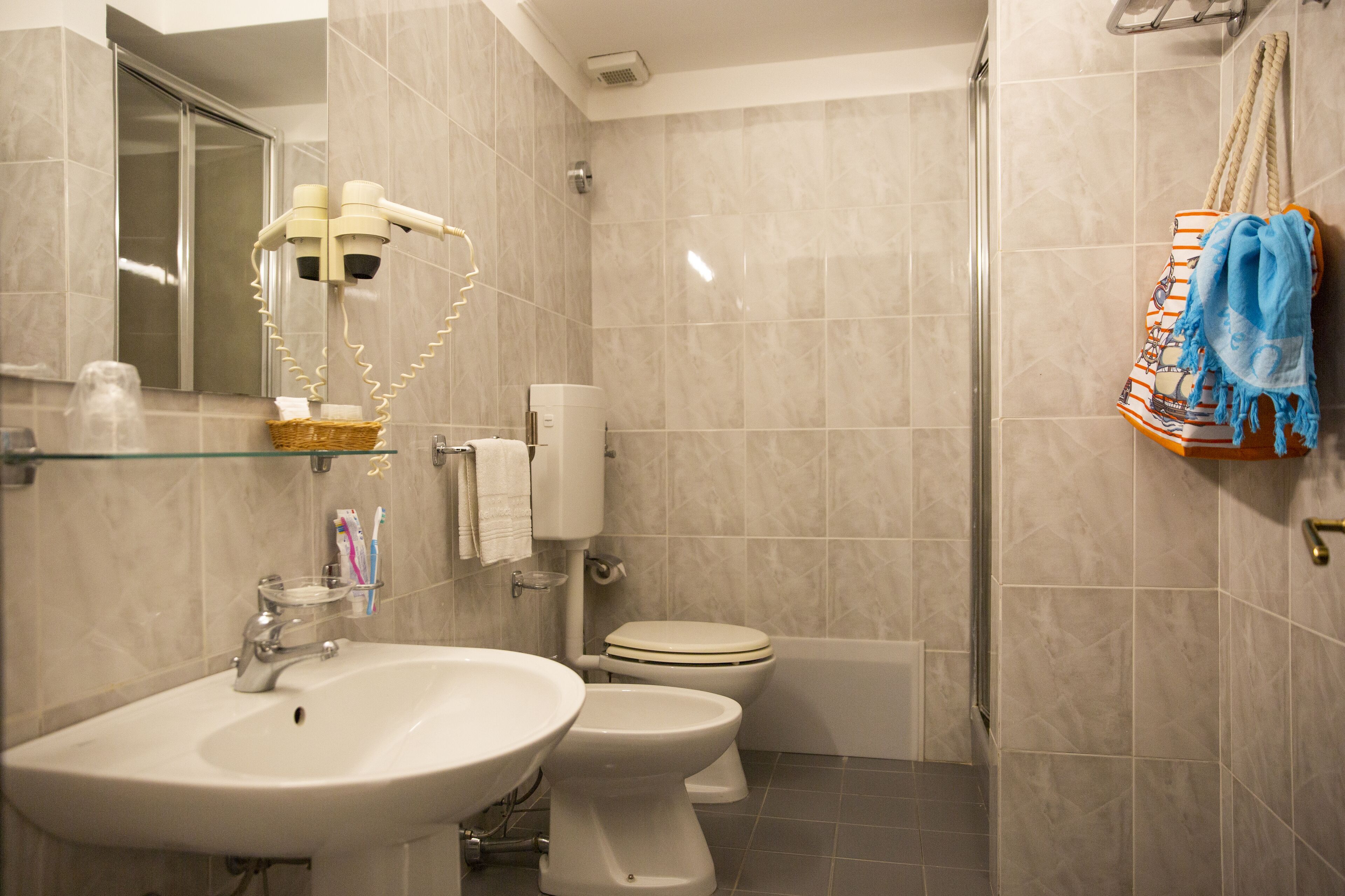 Ein Badezimmer mit Waschbecken, Toilette und Dusche.