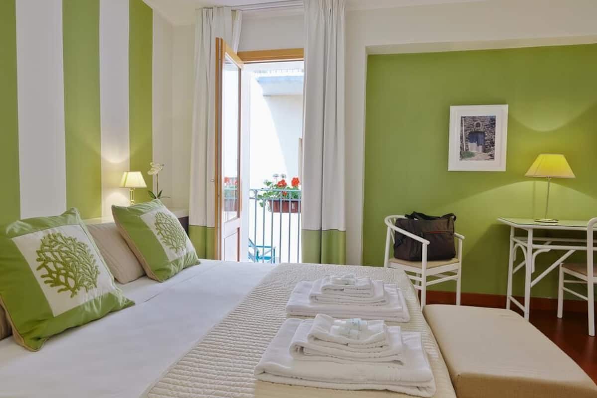 Minibar, coffres-forts dans les chambres, bureau, chambres insonorisées