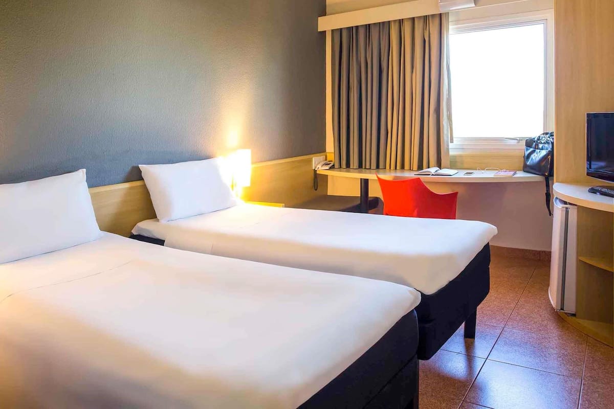 Chambre avec lits jumeaux, 2 lits jumeaux | Literie de qualité, lit avec matelas à plateau-coussin, minibar, bureau