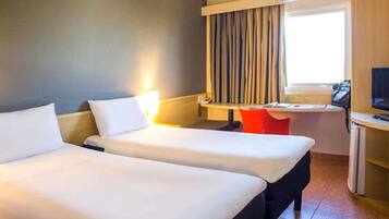 Twin kamer, 2 eenpersoonsbedden | Luxe beddengoed, pillowtop-bedden, een minibar, een bureau