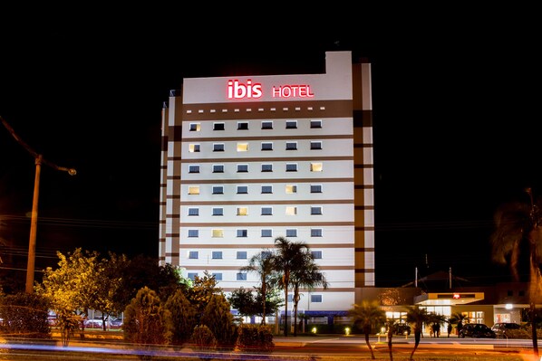 Front of property - evening/night - ibis Aracatuba (Aracatuba)