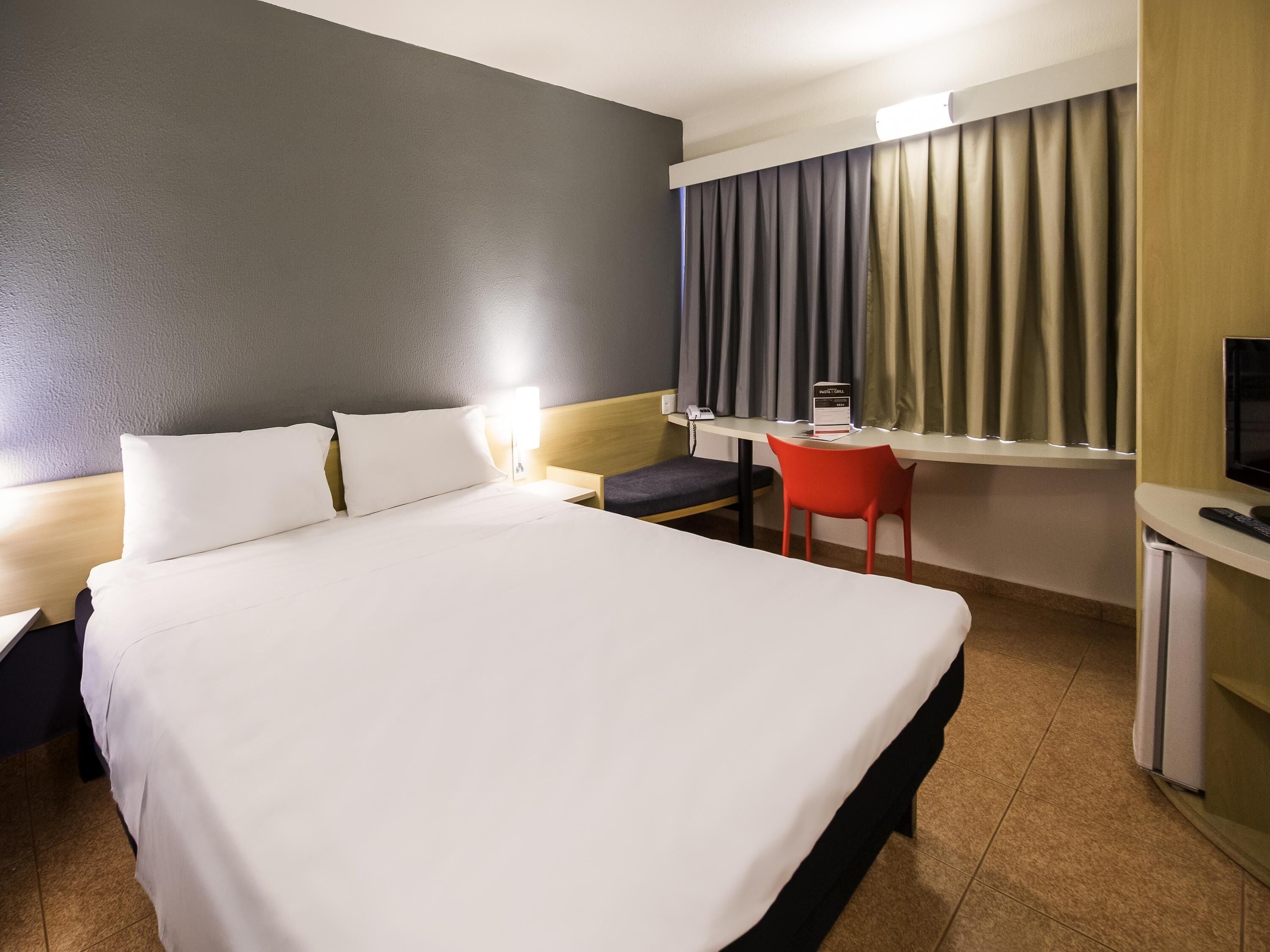 Værelse - 1 dobbeltseng | Premium-sengetøj, senge med topmadrasser, minibar, skrivebord