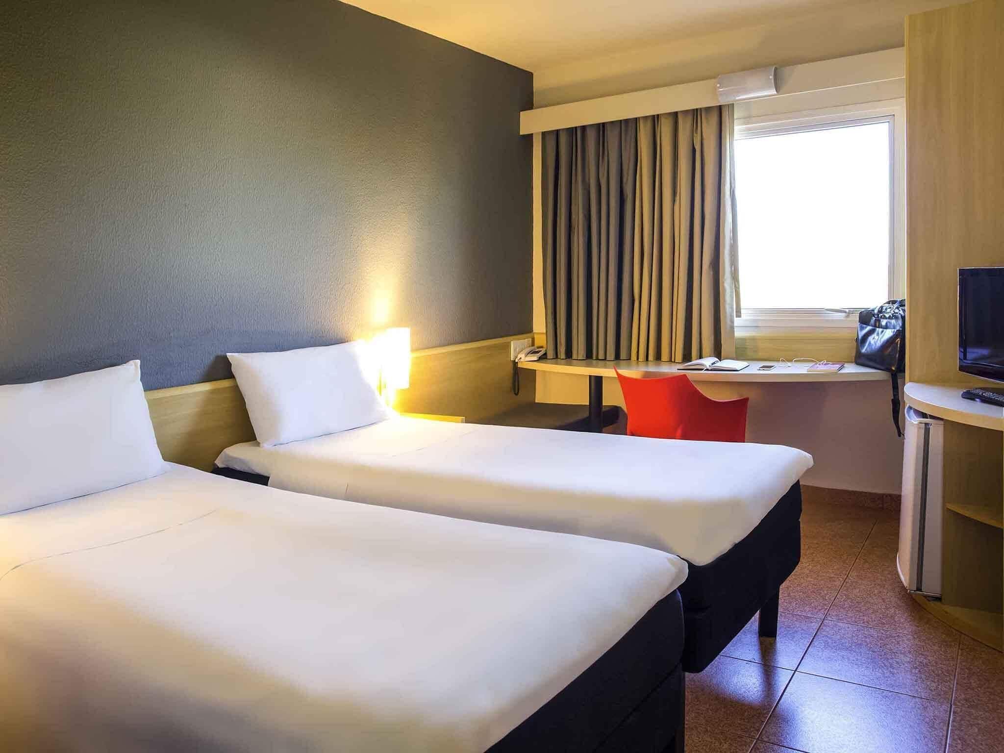 Værelse med 2 enkeltsenge - 2 enkeltsenge | Premium-sengetøj, senge med topmadrasser, minibar, skrivebord