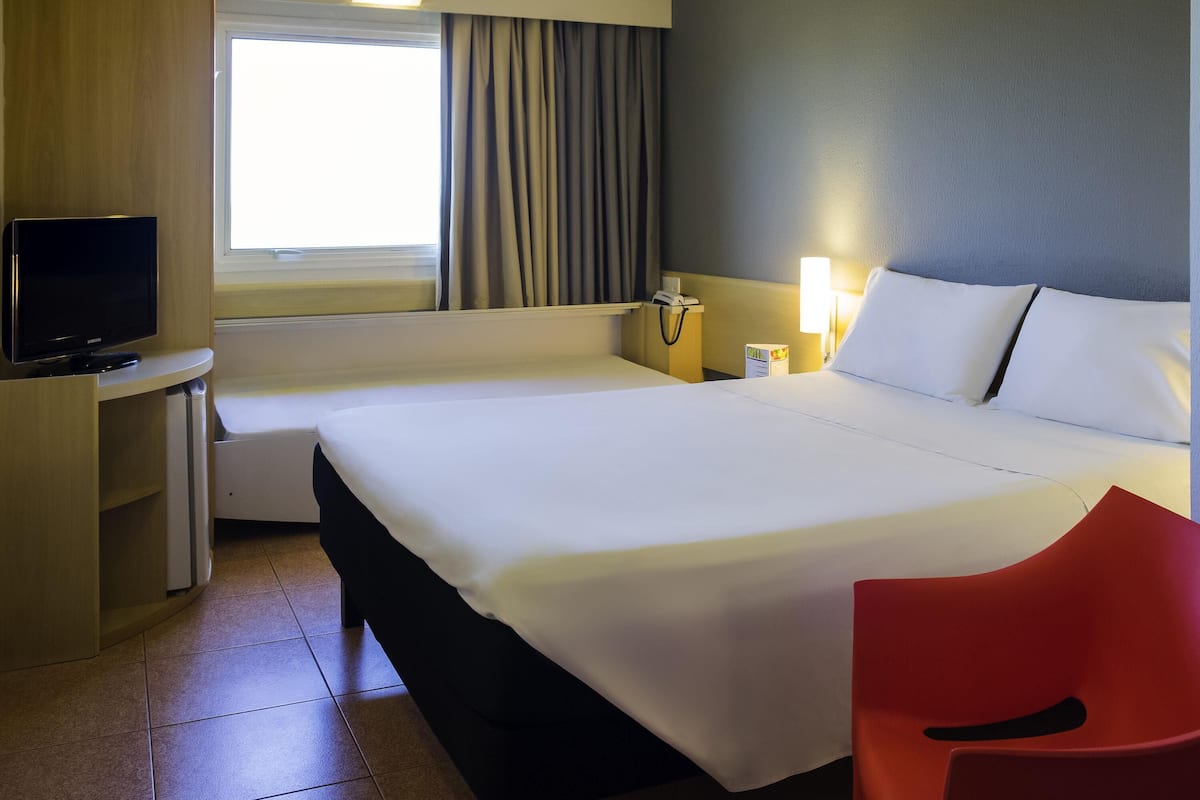 Room, 1 Double Bed | Premium bedding, pillowtop beds, minibar, desk