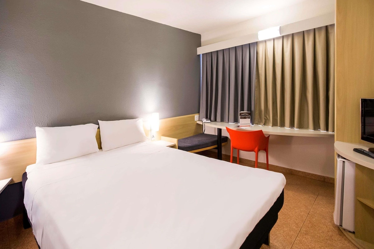 Literie de qualité, lit avec matelas à plateau-coussin, minibar, bureau