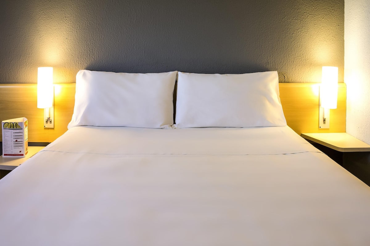 Premium bedding, pillowtop beds, minibar, desk