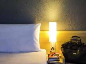 Sengetøy av topp kvalitet, senger med overmadrass, minibar og skrivebord