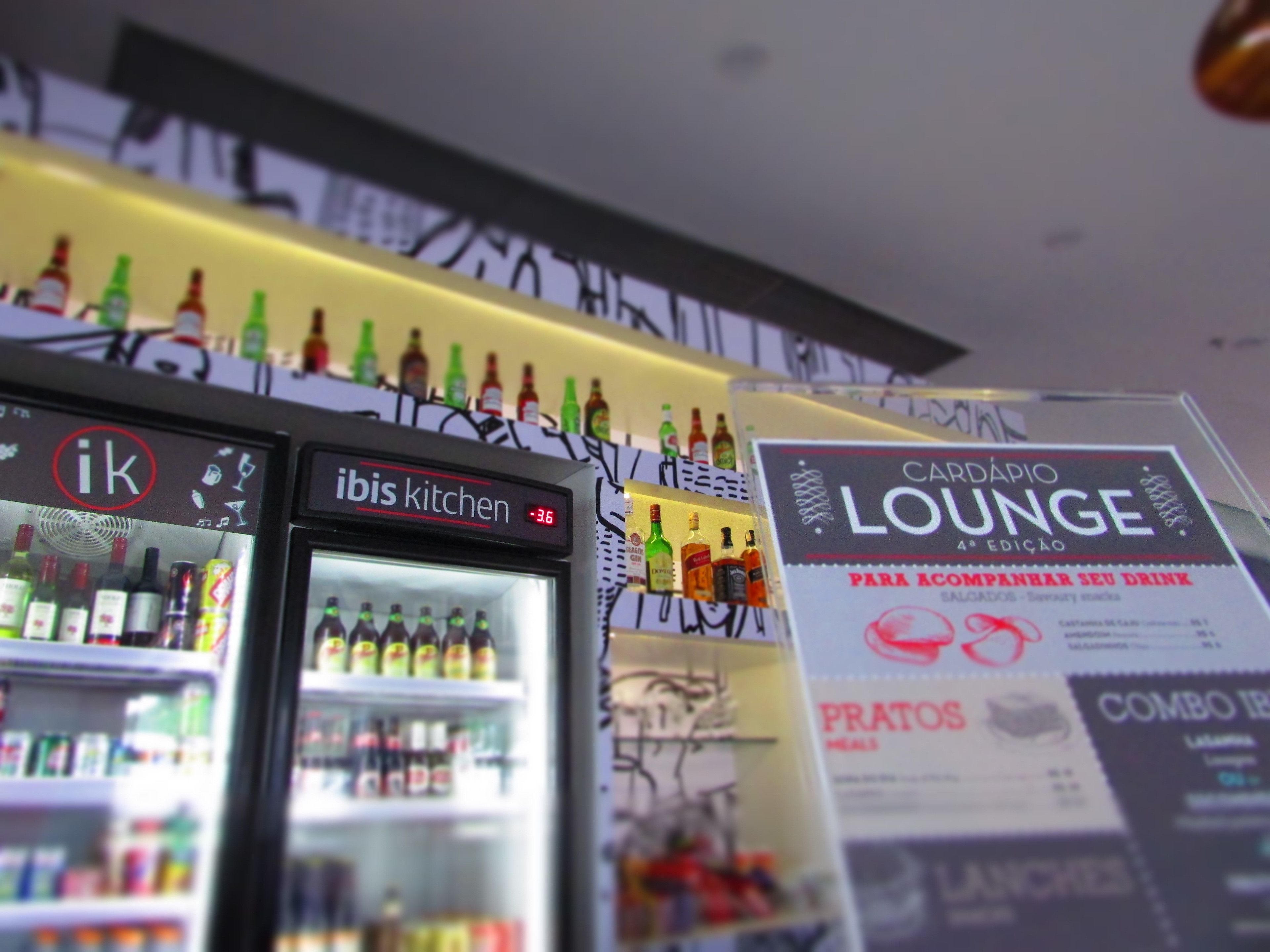 A bar area with a sign for 'Capadópio Lounge' and a digital display for 'ibis kitchen'.