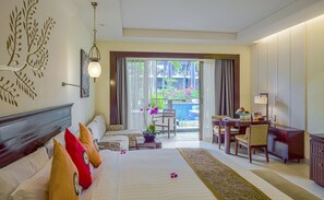 1 camera, una cassaforte in camera, una scrivania, postazione laptop