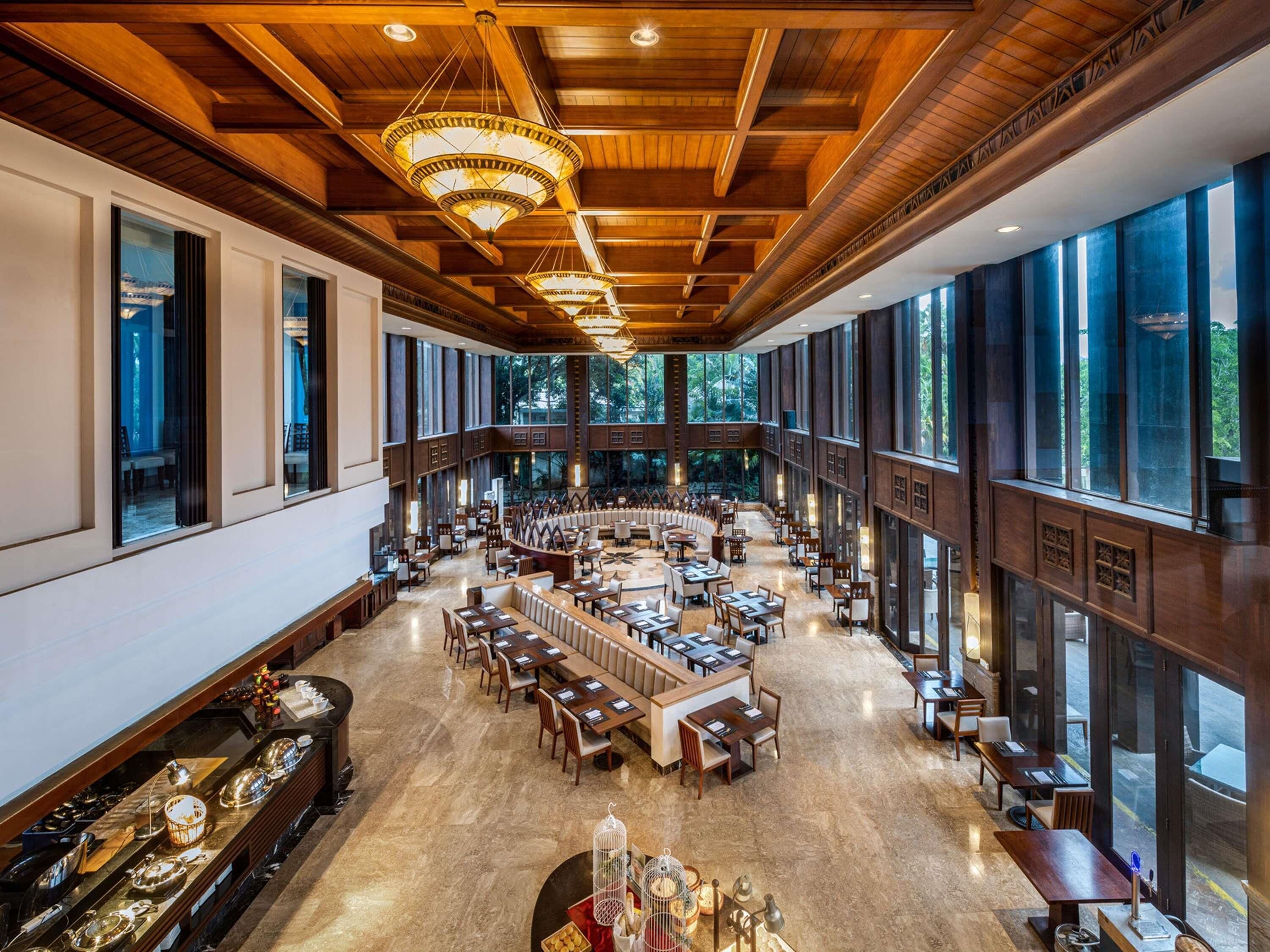 3 restaurants; breakfast, lunch, and dinner served
