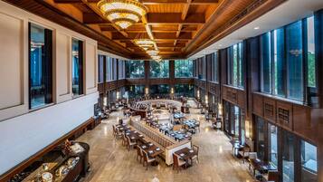 3 restaurants; breakfast, lunch, and dinner served