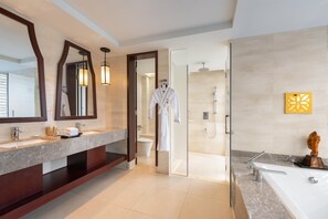 Vila superluxo, 1 quarto, piscina particular (Thailand) | Banheiro | Banheira e chuveiro separados, chuveiro com efeito de chuva